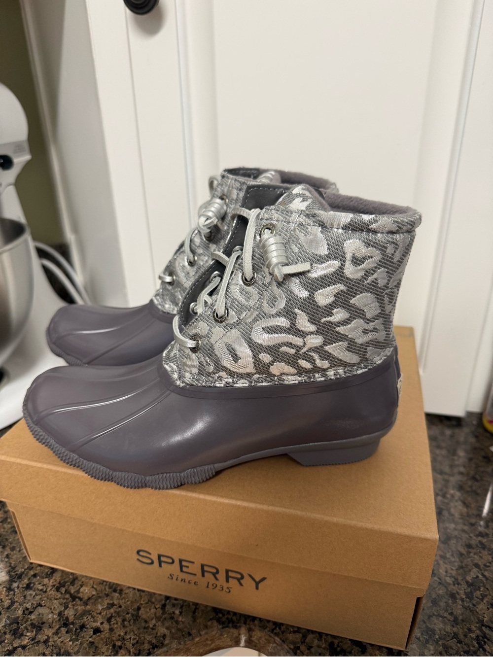 Sperry Saltwater LeoJac Silver Boots Leopard Grey New In Box Women’s Size 5 - Picture 3 of 5